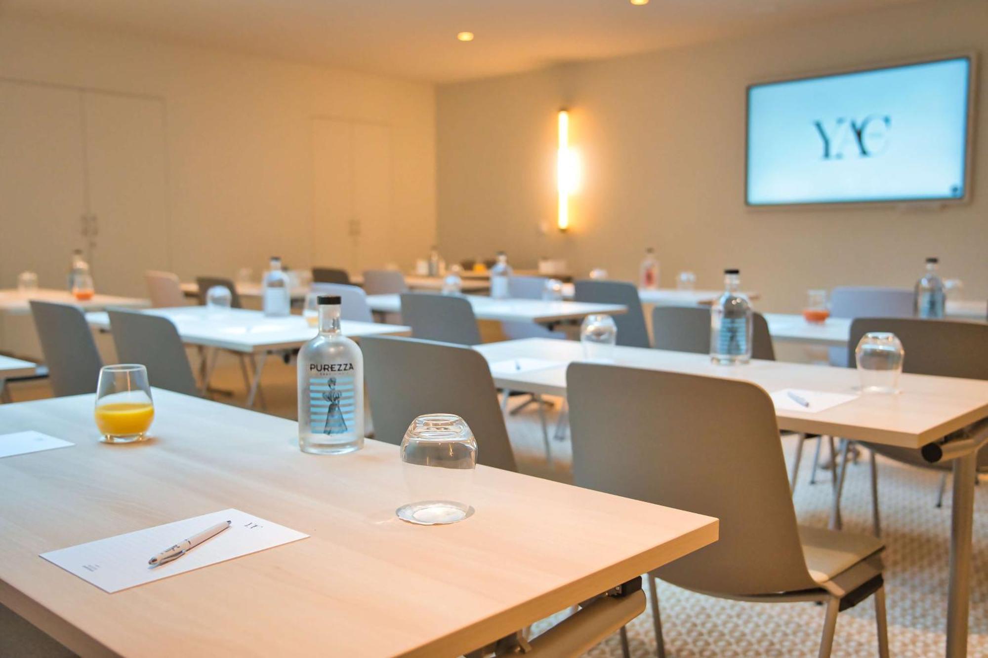 Hotel Yac Paris Clichy, A Member Of Radisson Individuals Bagian luar foto